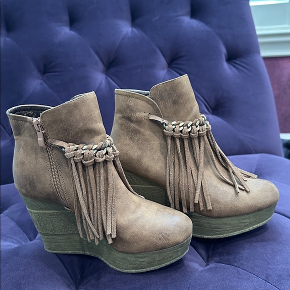 Sbicca Brown Fringe Wedge Ankle Boots - Picture 5 of 9
